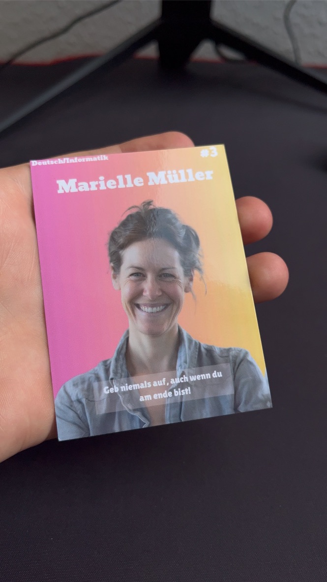 Nahaufnahme einer fertigen Beispielkarte in der Hand