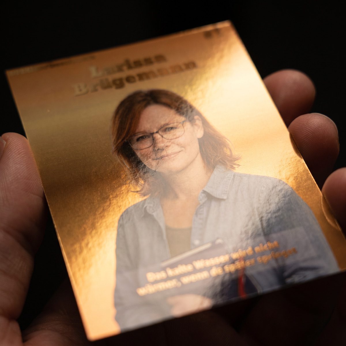 Goldene Selten-Karte glänzt in der Hand