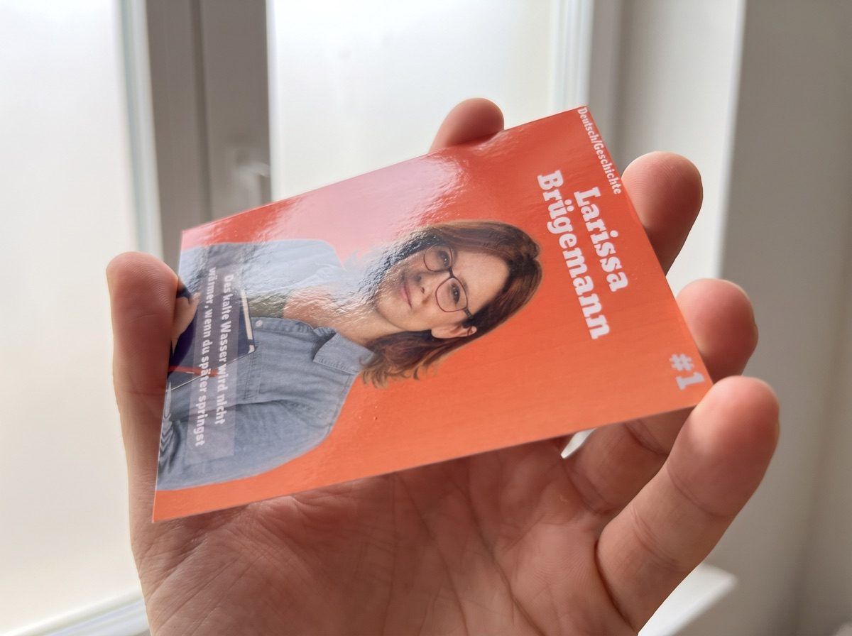 AbiKarte in der Hand: Glanz-Finish im Licht