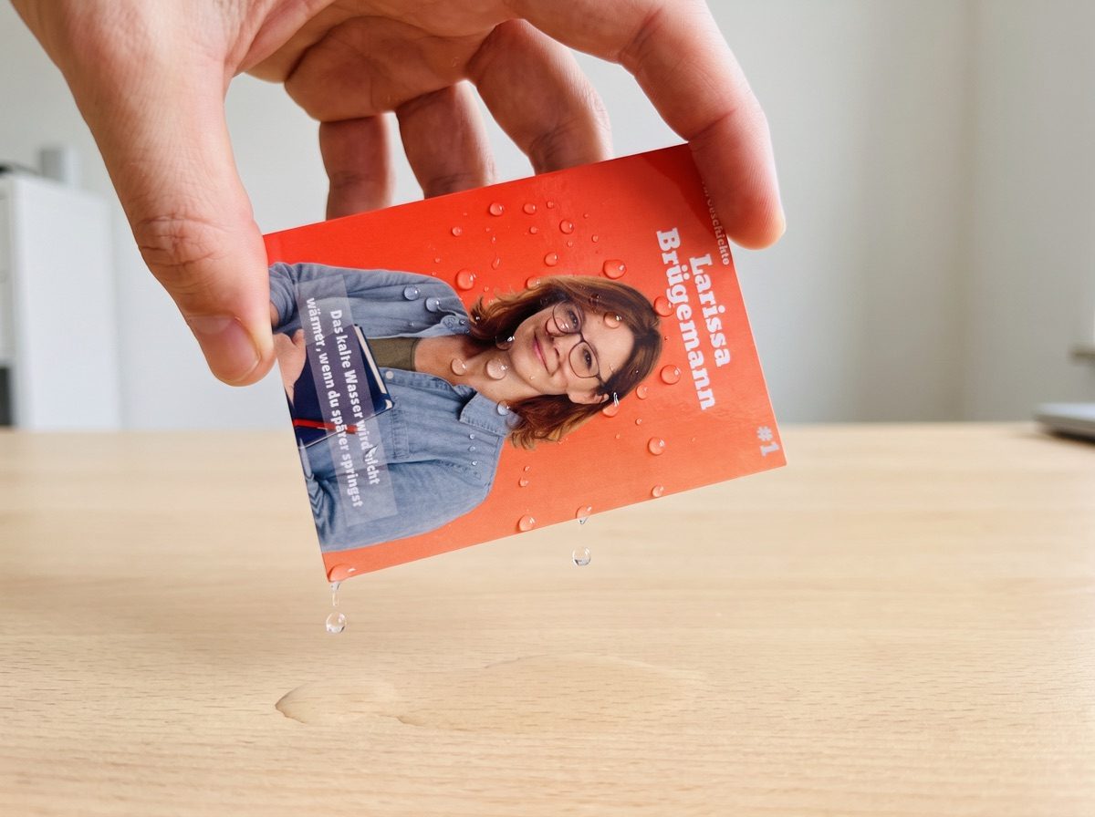 Wassertropfen perlen von der AbiKarte ab