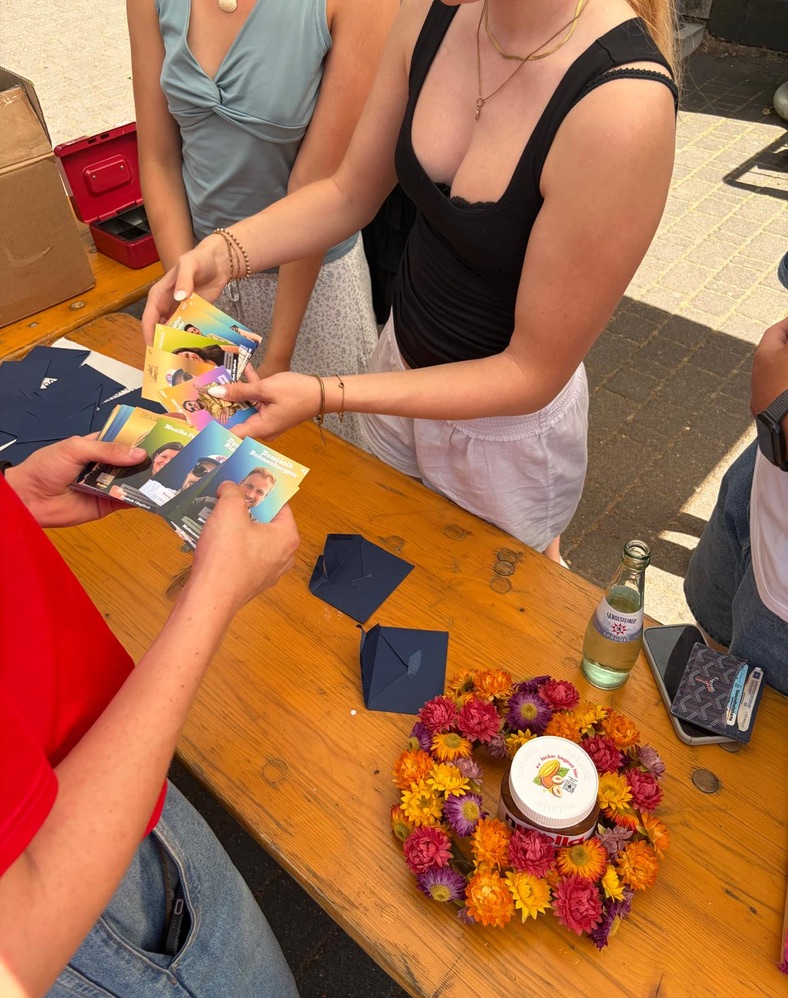 Karten werden am Stand getauscht
