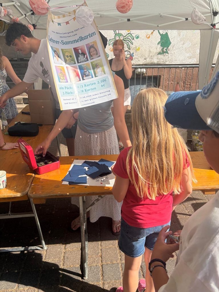 Verkaufsstand mit den Packs auf dem Schulfest
