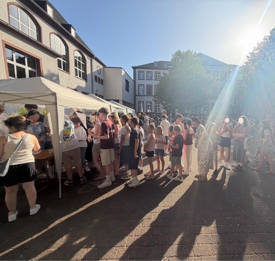 Schlange am Verkaufsstand beim Schulfest