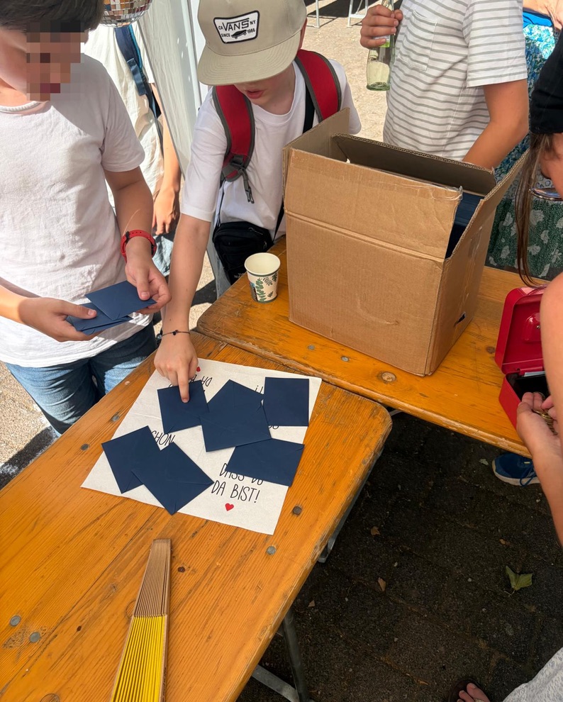 Versiegelte Umschläge am Verkaufsstand